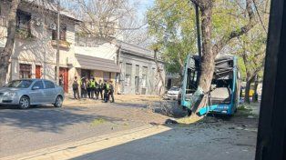 Un colectivo chocó en el barrio Luis Agote y siete pasajeros sufrieron lesiones