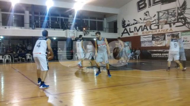 Colón (SJ) y Rivadavia A estiraron sus invictos en el Dos Orillas de básquet