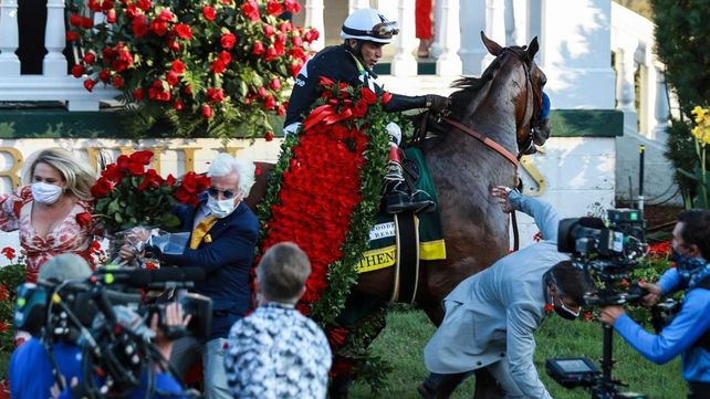 El 6&deg; lauro. Bob Baffert (de pie