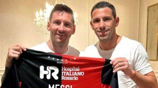 Lionel Messi y Maxi con la camiseta rojinegra.