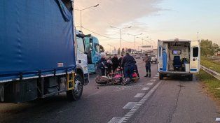 Choque en la zona oeste: se cayó de la moto y casi lo atropella un camión de cerveza