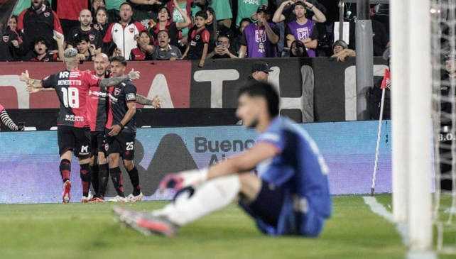 Carlos González anotó el primer gol de Newells ante Barracas Central.