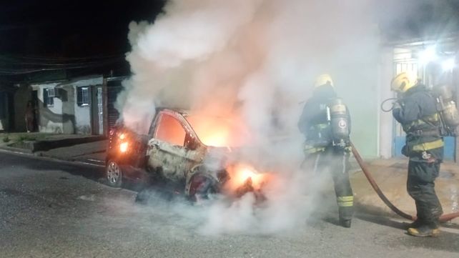 El auto incendiado en la zona sur de Rosario. Fue Pelikan al 600