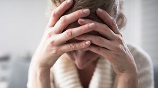 Dolor fuerte de cabeza, parálisis en el rostro o extremidades, y dificultad en el habla pueden ser síntomas de ACV