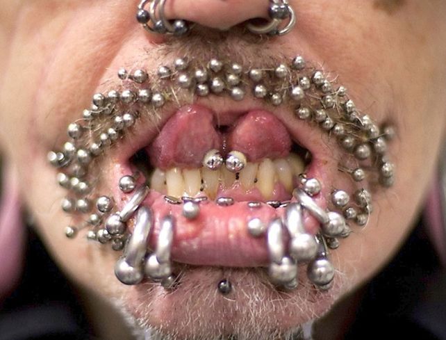 Dubai le prohibió la entrada a un hombre que tiene 453 piercings, dos cuernos y numerosos tatuajes