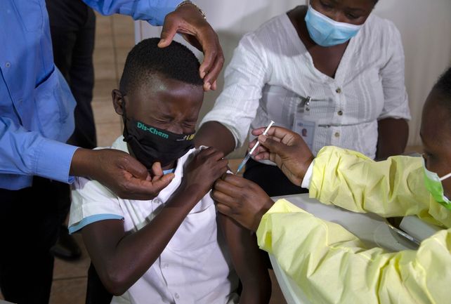 Un niño sudafricano reacciona al recibir la vacuna de Pfizer en el continente donde se originó la Ómicron.
