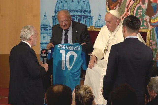 El presidente de Napoli le propuso al Papa Francisco armar un amistoso ante San Lorenzo club del cual es hincha el Sumo Pontífice.