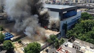 Por el incendio de un depósito, evacuan Canal 13 y TN, que salieron temporalmente del aire