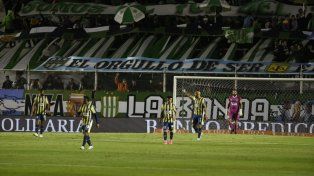 Quintana se queja, Broun lo sufre. Fue el gol de Banfield, a los 2 minutos.