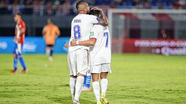 Arturo Vidal abraza a Alexis Sánchez