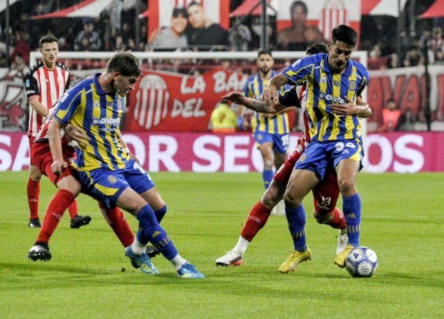 Alexis Soto y Tomás Badaloni se esfuerzan ante la marca de los jugadores de Barracas Central.