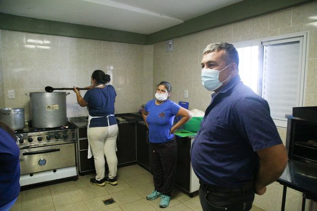 El jefe comunal junto a las trabajadoras gastronómicas.