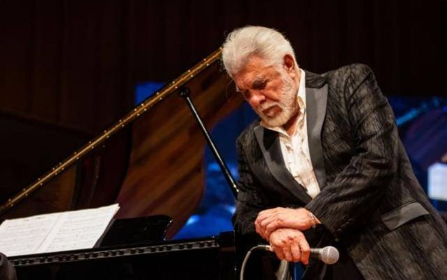 Raúl Lavié celebra sus 70 años con el tango en el teatro Broadway