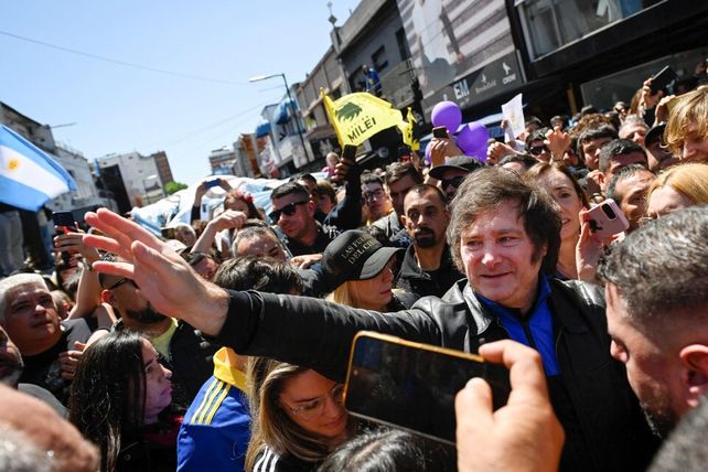 &nbsp;Javier Milei caminó por Martínez antes del mediodía seguido por una muchedumbre.
