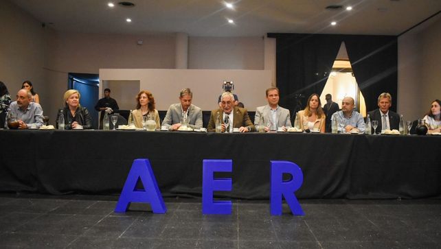 El encuentro reunió a referentes de las distintas cámaras comerciales que nuclea la AER y sirvió para repasar los puntos principales del proyecto que ahora discute la Legislatura.