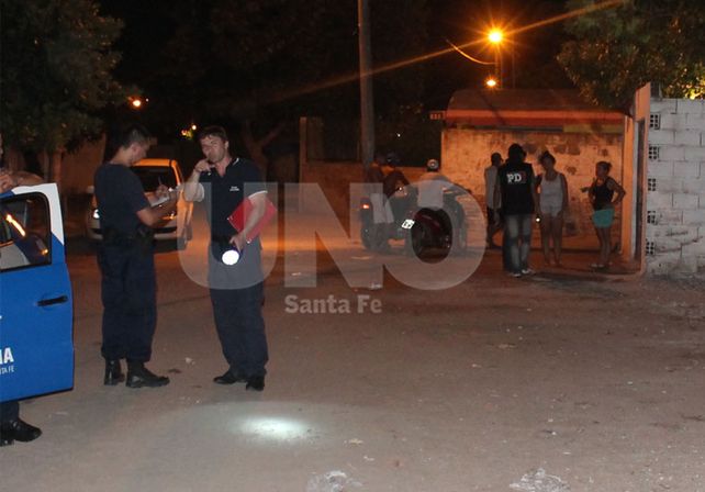 De noche. La balacera sucedió en la vereda de una casa en Estrada al 1400.