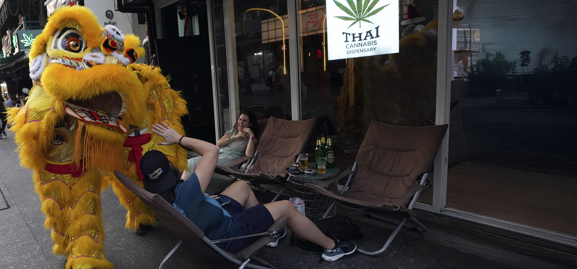 Un león actúa en la calle Khao San, una zona turística, como parte del Año Nuevo Lunar chino en Bangkok, Tailandia, el lunes 27 de enero de 2025. (Foto AP/Sakchai Lalit) Un león actúa en la calle Khao San, una zona turística, como parte del Año Nuevo Lunar chino en Bangkok, Tailandia, el lunes 27 de enero de 2025. (Foto AP/Sakchai Lalit)