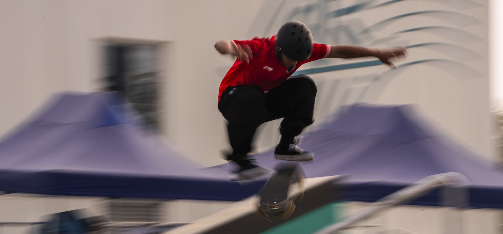 El indonesio Hutomo Basral Graito compite durante la final callejera masculina de skate en los 19º Juegos Asiáticos en Hangzhou, China, el miércoles 27 de septiembre de 2023. (Foto AP/Louise Delmotte) El indonesio Hutomo Basral Graito compite durante la final callejera masculina de skate en los 19º Juegos Asiáticos en Hangzhou, China, el miércoles 27 de septiembre de 2023. (Foto AP/Louise Delmotte)