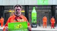 Pintan una botella de dos metros frente a Coca Cola contra los desmontes
