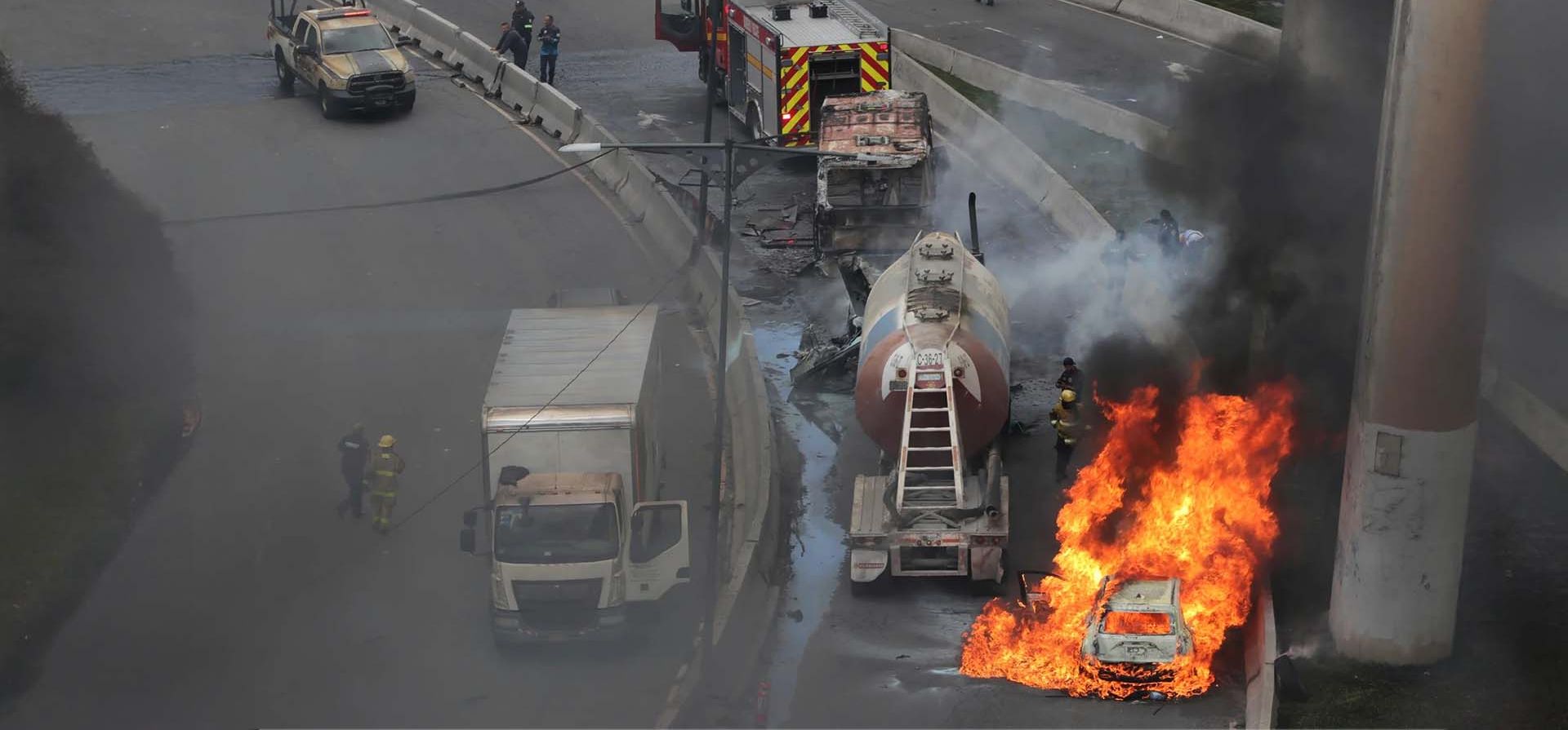Un vehículo se quema cerca del lugar de la explosión de un camión cisterna de gas debajo de un paso elevado de la autopista, Ciudad de México, México. Fotografía: Tristán Velázquez/AP Un vehículo se quema cerca del lugar de la explosión de un camión cisterna de gas debajo de un paso elevado de la autopista, Ciudad de México, México. Fotografía: Tristán Velázquez/AP