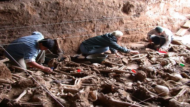 Fosas. Muchos restos fueron encontrados en lugares clandestinos o en la costa del mar.