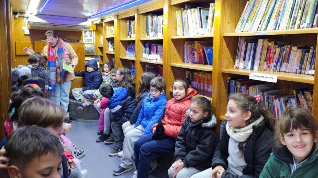 El Bibliomóvil de la Biblioteca del Congreso de la Nación recorrerá Paraná hasta el viernes con propuestas para incentivar la lectura de los más pequeños
