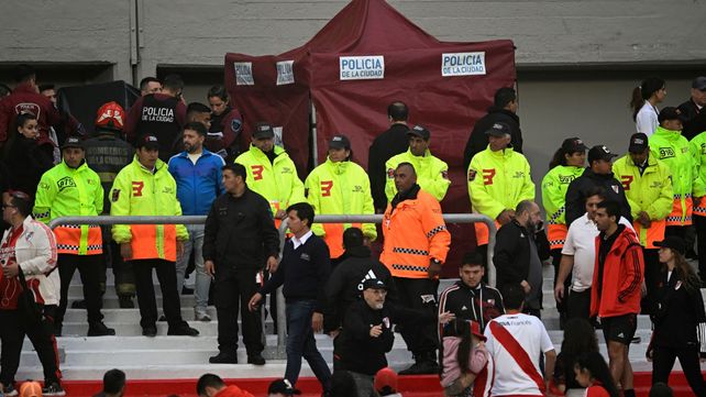 La Policía y personal de custodia del club millonario custodia la zona donde cayó el hincha de River desde la tribuna Sívori alta.
