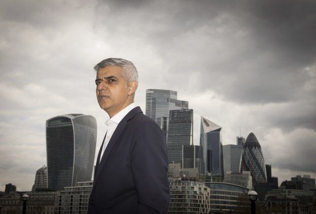 El alcalde de Londres, Sadiq Khan, buscará este jueves la reelección. Es hijo de inmigrantes paquistaníes. Si gana, deberá resucitar el centro de la ciudad (al fondo).