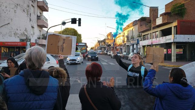 Trabajadores de salud de Paraná se movilizaron para reclamar recomposición salarial y condiciones laborales. Las notas elevadas al ministro de Salud.