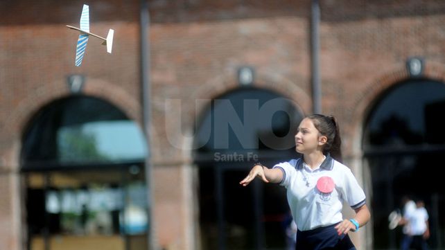 Escuelas primarias participaron de una demostración de aeromodelismo en La Redonda
