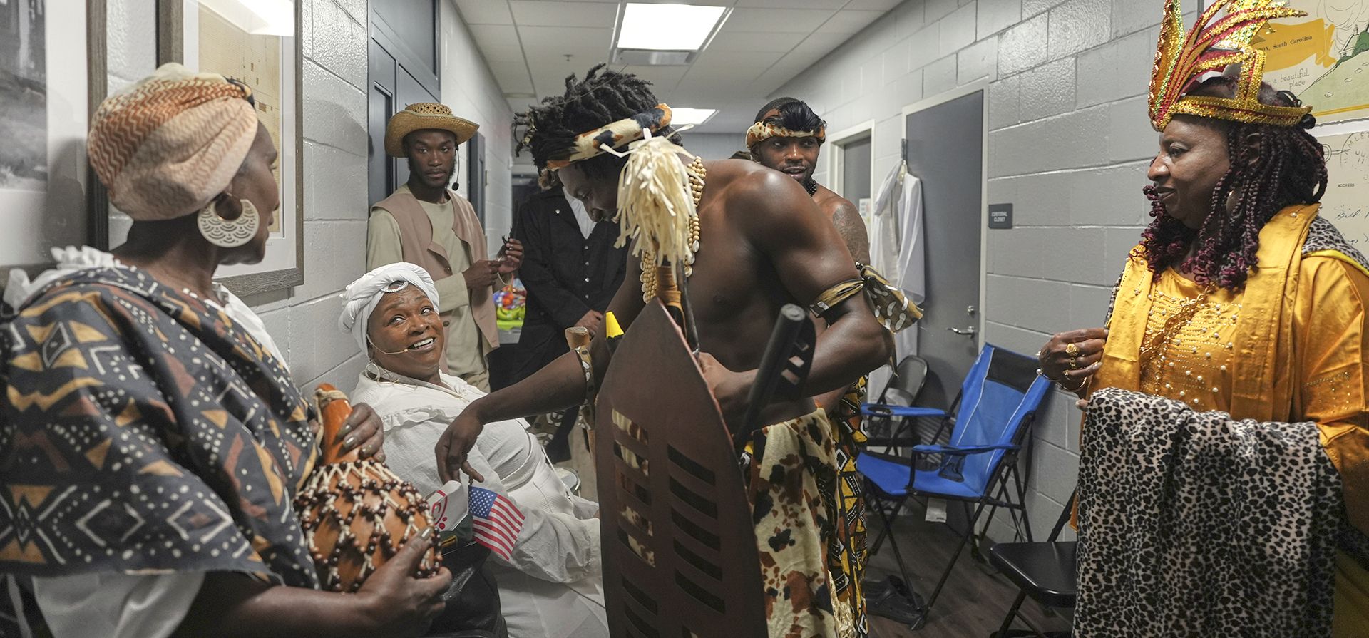 La dramaturga y actriz Anita Singleton-Prather, segunda desde la izquierda, sonríe a los miembros del elenco de una obra que destaca las contribuciones de los gullah durante el período de la Revolución estadounidense, en el Teatro May River en Bluffton, Carolina del Sur, el sábado 19 de julio de 2025. (Foto AP/Luis Andres Henao) La dramaturga y actriz Anita Singleton-Prather, segunda desde la izquierda, sonríe a los miembros del elenco de una obra que destaca las contribuciones de los gullah durante el período de la Revolución estadounidense, en el Teatro May River en Bluffton, Carolina del Sur, el sábado 19 de julio de 2025. (Foto AP/Luis Andres Henao)