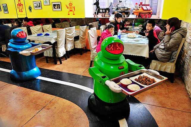 Inauguran un restaurante chino con 20 robots como mozos y cocineros