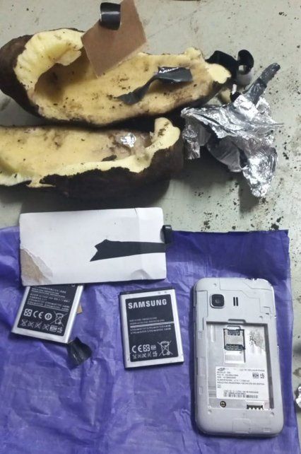 El teléfono celular estaba oculto dentro de una papa.&nbsp;