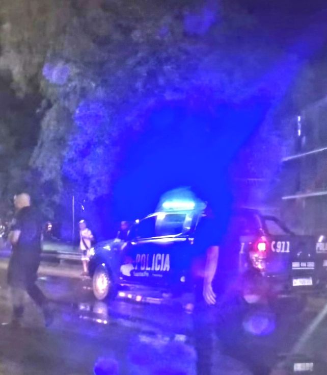 Policías auxiliaron a dos hermanos de 10 y 11 años que recibieron una descarga eléctrica y los trasladaron al Samco de Rincón