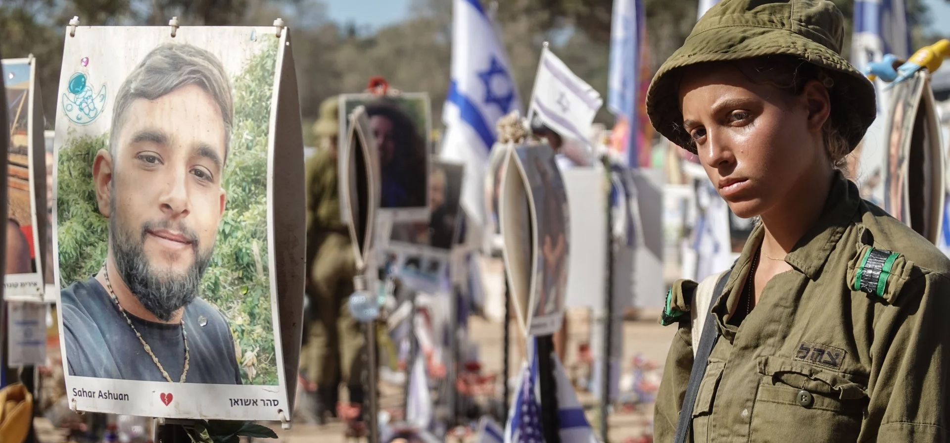 A medida que se acerca el aniversario del ataque del 7 de octubre en el festival de música Nova, cerca del kibutz Reim, familiares, amigos y el público en general se reúnen para recordar a las 364 víctimas, Reim, Israel. Fotografía: Nir Alon/ZUMA Press Wire/REX/Shutterstock A medida que se acerca el aniversario del ataque del 7 de octubre en el festival de música Nova, cerca del kibutz Reim, familiares, amigos y el público en general se reúnen para recordar a las 364 víctimas, Reim, Israel. Fotografía: Nir Alon/ZUMA Press Wire/REX/Shutterstock