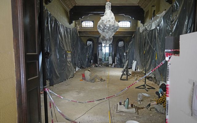 Imágenes de las obras de refacción en el hall central del Museo Estevez.