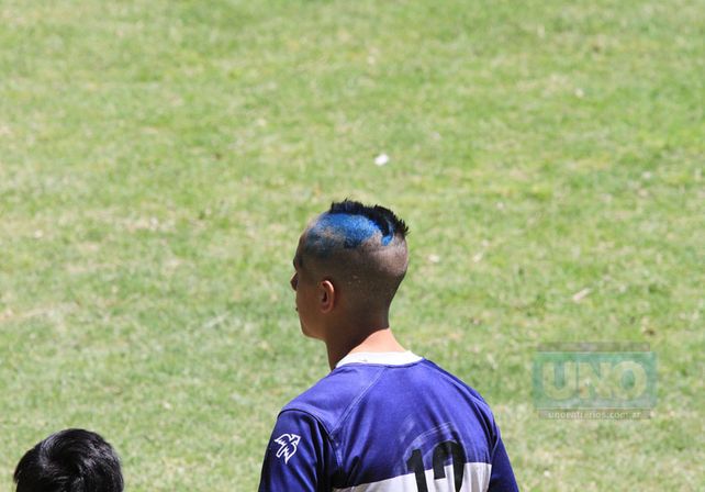 Este jugador fue bautizado con el tradicional corte de pelo.   Foto UNO/Diego Arias