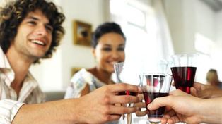 Las personas que toman bebidas alcohólicas viven más que las abstemias