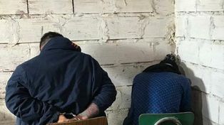 Dos de los detenidos en los 26 allanamientos realizados ayer por un doble homicidio en la zona sur de la ciudad.