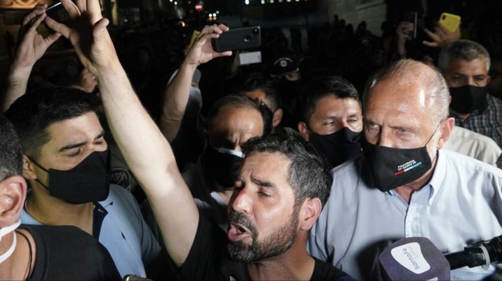 El gobernador Omar Perotti en la marcha, junto al hermano del asesinado. El gobernador Omar Perotti en la marcha, junto al hermano del asesinado.