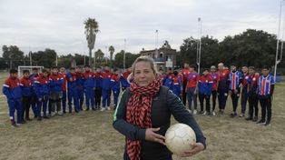 Respaldo. Alejandra Lescano acompaña a los chicos y ellos le responden adentro y afuera de la cancha.