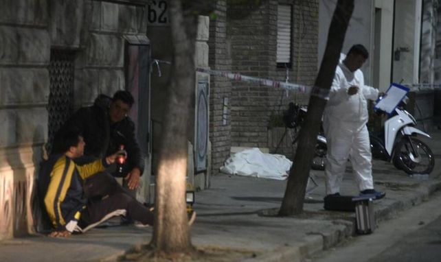 El novio de la mujer, visiblemente conmovido por el ataque letal perpetrado por presuntos trapitos de la zona.