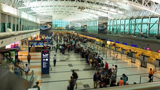 Legisladores presentan proyectos contra el DNU que prorroga impuesto a los pasajes al exterior por inconstitucional. Es materia tributaria