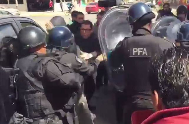 Un grupo de manifestantes se enfrentaron con la policía por la aparición de un cuerpo
