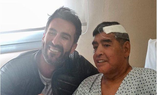 Leopoldo Luque junto a Diego Maradona tras la operación. Hoy el médico está complicado en la investigación judical por la muerte del Diez.&nbsp;