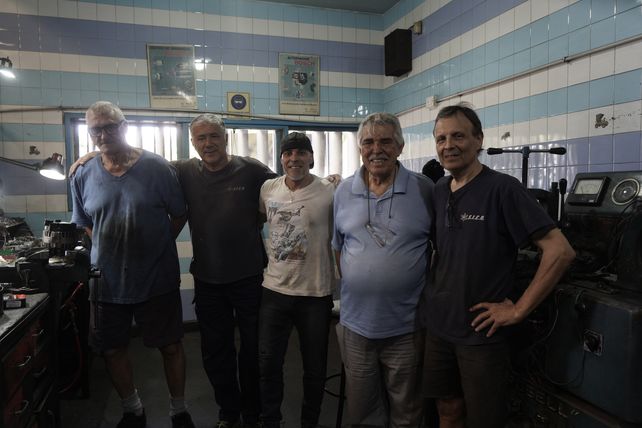 Hay equipo. Cacho, con su gente, en el taller de Tablada.