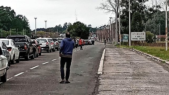 Son innumerables las filas que muchas veces se generan en el paso internacional en la represa de Salto Grande.
