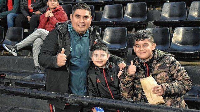 El color de los hinchas de Colón para el partido ante Almagro en el Brigadier