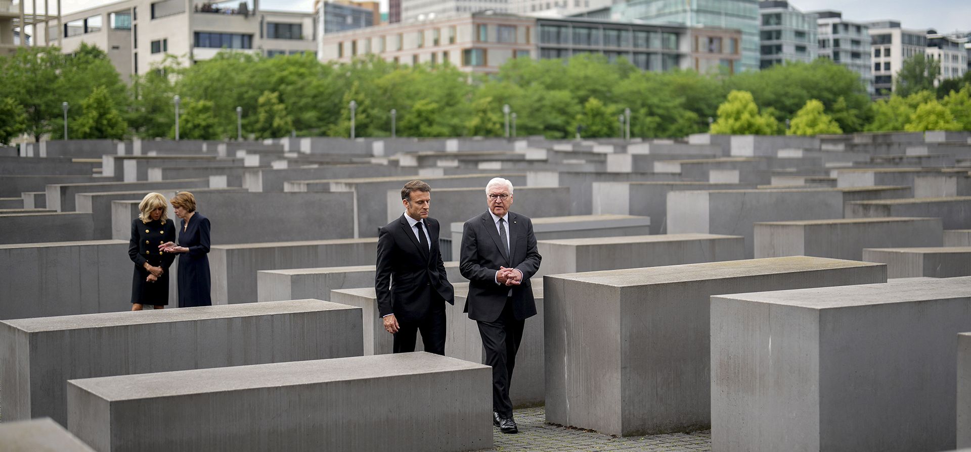 El presidente alemán Frank-Walter Steinmeier y el presidente francés Emmanuel Macron, junto a sus respectivas esposas, visitan el monumento al Holocausto en Berlín, Alemania, el domingo 26 de mayo de 2024. (AP Foto/Markus Schreiber) El presidente alemán Frank-Walter Steinmeier y el presidente francés Emmanuel Macron, junto a sus respectivas esposas, visitan el monumento al Holocausto en Berlín, Alemania, el domingo 26 de mayo de 2024. (AP Foto/Markus Schreiber)