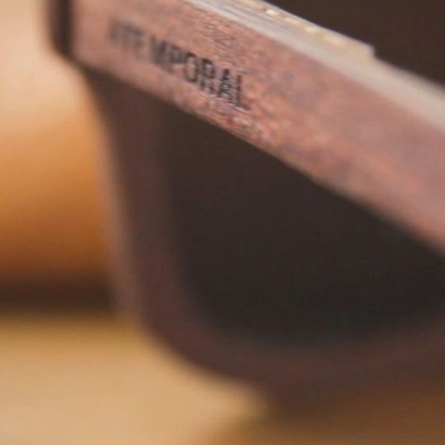 Una cooperativa de artesanos rurales lanzó una campaña para producir lentes de sol de madera